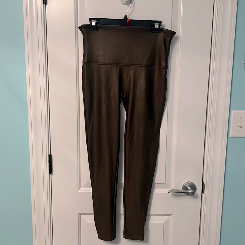 Size 1X shimmery brown Spanx leggings. In like new condition.